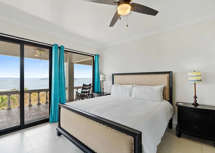 Luxury Villa, Infinity Pool & Ocean Views *